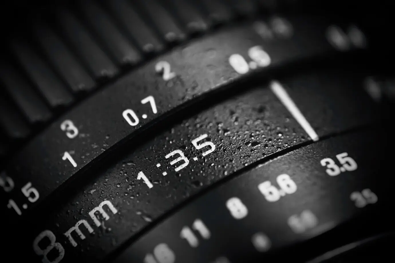 Stilllebenaufnahme eines DSLR-Kameraobjektivs.