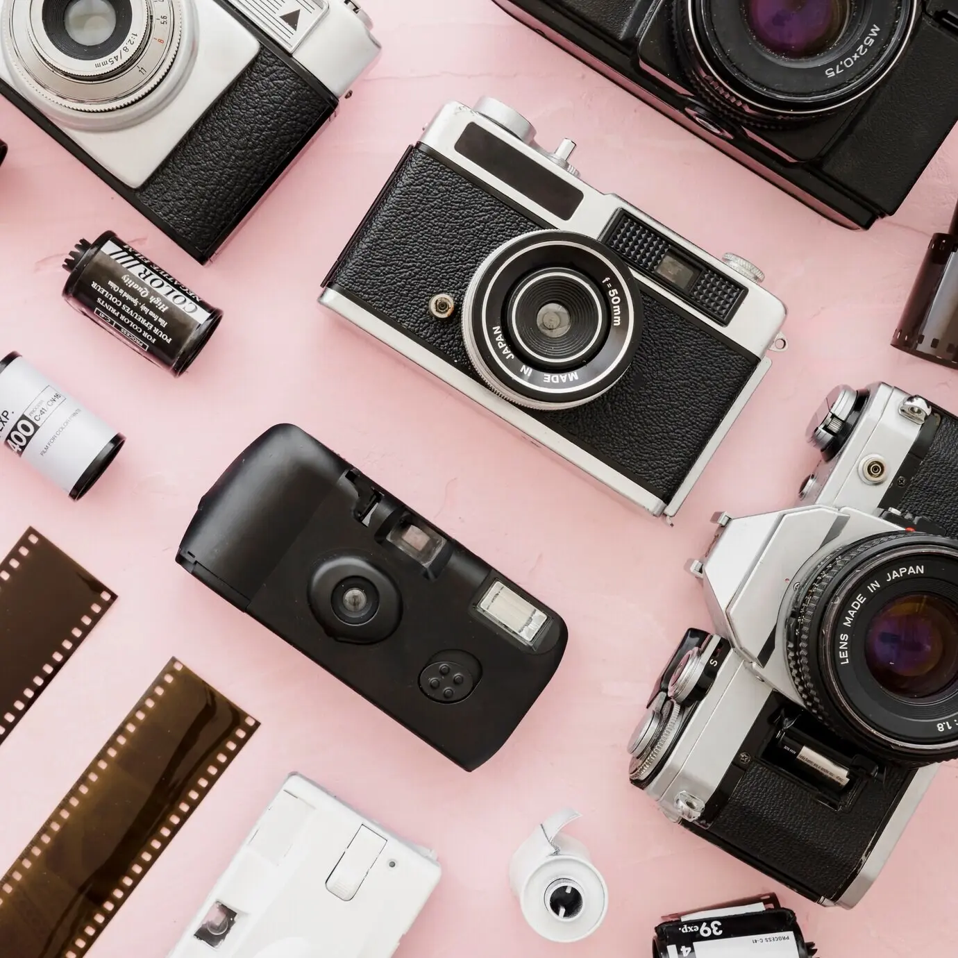 Nahaufnahme von Kameras, die neben Film liegen.